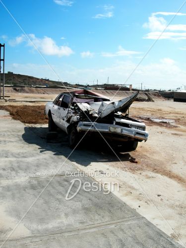 Auto accidentée sable bord plage