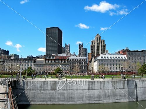 Bord quai vieux Montréal plusieurs passants Bord quai vieux Montréal plusieurs passants