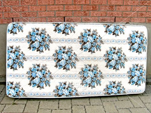 Déménagement matelas extérieur mur brique Déménagement matelas extérieur mur brique
