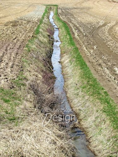 Drain eau deux champs cultiver Drain eau deux champs cultiver