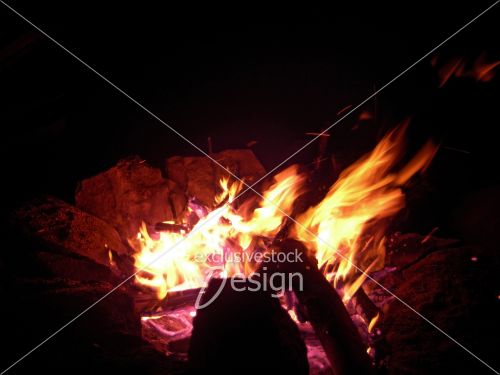 Flammes mouvement entouré roches Flammes mouvement entouré roches