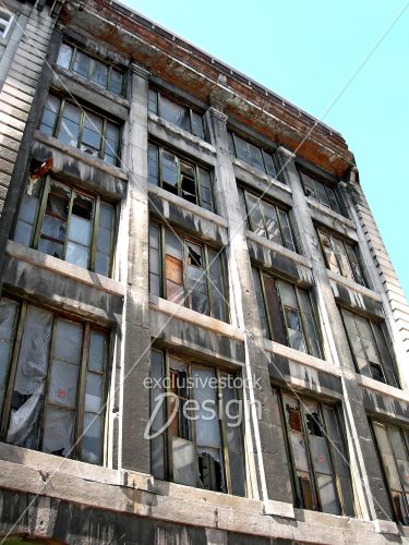 Immeuble abandonné fenetres brisées