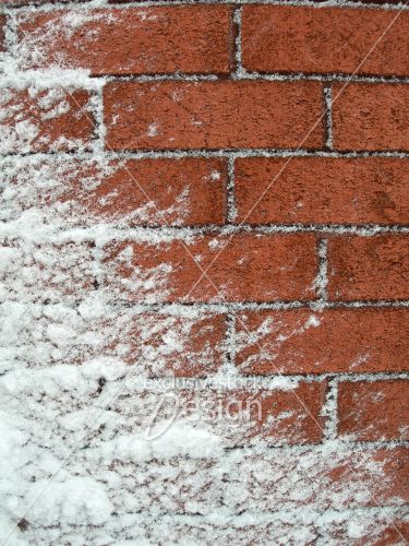 Mur brique couvert neige