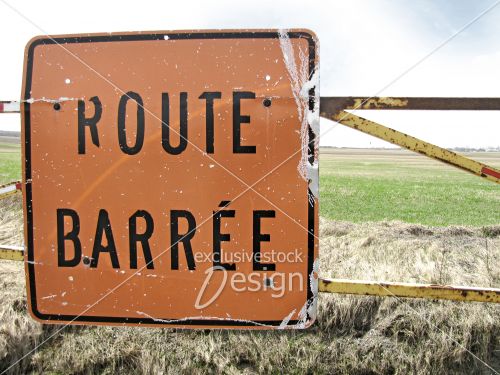 Pancarte route barrée champ agricole Pancarte route barrée champ agricole
