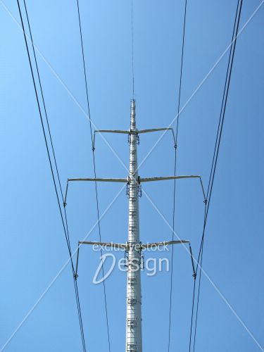 Poteau électrique supportant lignes haute tension Poteau électrique supportant lignes haute tension