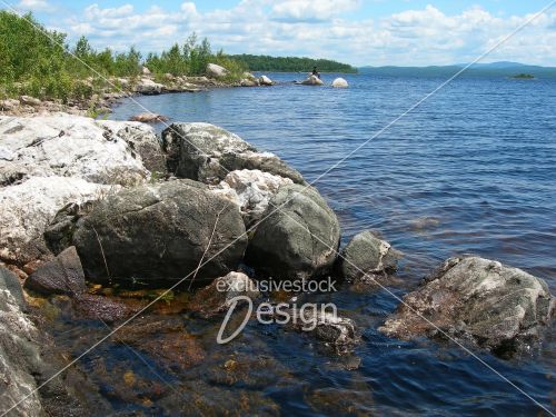 Roches eau foncé immense lac