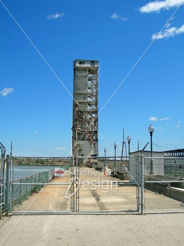 Site de construction sur un port, zone interdite, barrée