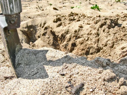 Trou sable creusé aide pelle