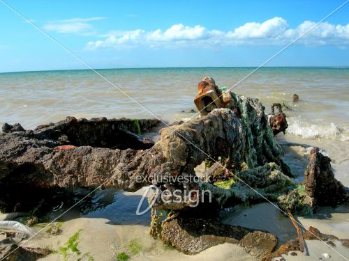 Vieille remorque bateau mer abandonné Vieille remorque bateau mer abandonné