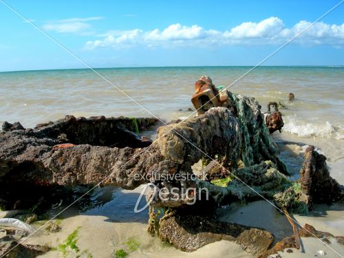 Vieille remorque bateau mer abandonné