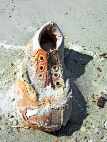Vieux soulier bébé abandonné plage