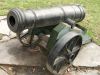 Canon antique à poudre sur roues de fer