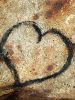 Coeur inscrit sur roche à l'aide de cendres