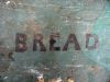 Coffre à pain avec écriture mentionnant bread