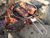 Côtelettes de porc sur feu de camping