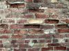 Mur de briques dépareillées et brisées