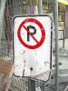 Pancarte interdit de stationner, no parking sur site de construction