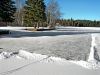 Patinoire extérieure de chalet dans la nature sur lac gelé