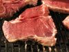 Pièce de viande saignante sur barbecue, bbq