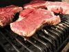 Pièce de viande, steak sur grille de barbecue, bbq