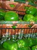 Poivrons, piments verts dans paniers d'osier en étalages
