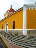 Église de Margarita jaune orange avec toit rouge et ornements